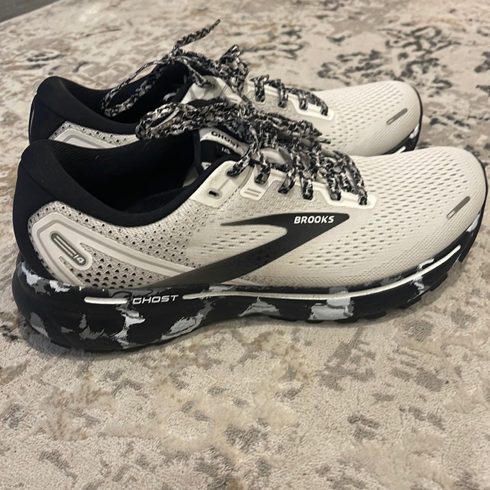 Brooks ghost size 10 like new condition no stains or scuffs